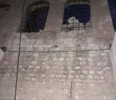 مسلسل (الانهيارات) متواصل .. سقوط جدار وأخر معلق بالهواء في حلب القديمة (صور)