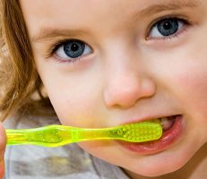 ضرر معجون الأسنان على الأطفال أكبر مما يعتقد!