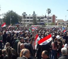 جماهير اللاذقية بوقفتهم الإحتجاجية: الجولان سوري رغم القرار الأمريكي