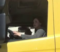 سيدات خلف مقود شاحنات السورية للتجارة في اللاذقية