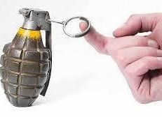 طالب يحمل قنبلة يدوية في إحدى مدارس السويداء