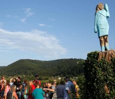 تمثال "ميلانيا ترامب" يثير عاصفة من الانتقادات‬‎