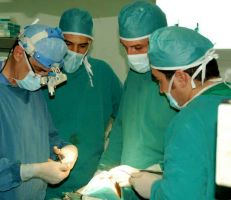 فريق طبي سوري يجري عمل جراحي نوعي لبناء عظم الفك ذاتياً