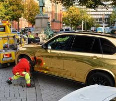 تشكل خطراً على الطريق: الشرطة الألمانية توقف سيارة ذهبية شديدة اللمعان