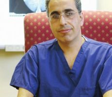 الجرّاح السوري " كفاح مقبل " كبير جراحي الثدي في معهد لندن