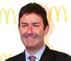 إقالة المدير التنفيذي لماكدونالدز ستيف إيستربروك بسبب "علاقة بالتراضي مع موظفة"