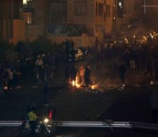 إيران: الاحتجاجات على أسعار البنزين تأخذ منحى سياسيا ووزير الداخلية "سنتصدى بحزم لمن يخل بأمن وراحة المواطنين"