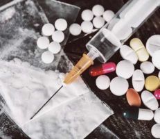 إدارة مكافحة المخدرات: مصادرة مخدرات مخبأة بطريقة فنية ضمن الألبسة (صور)