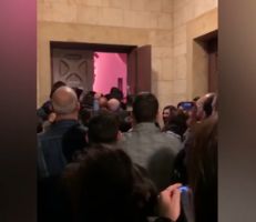 طرد رئيس وزراء لبنان السابق فؤاد السنيورة من احتفال الميلاد في الجامعة الأمريكية ببيروت (فيديو)