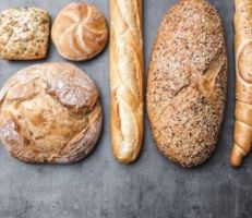 دراسة: تناول السكر والخبز الأبيض مرتبط بالأرق عند النساء الأكبر سناً