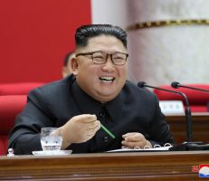 كيم جونج أون يحذر: سياسة الولايات المتحدة العدائية تعني أنه لن يتم نزع السلاح النووي في شبه الجزيرة الكورية