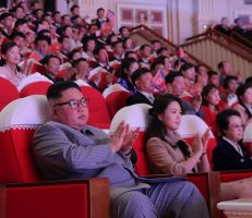 عمة الزعيم الكوري الشمالي تظهر بجانبه لأول مرة منذ إعدام زوجها
