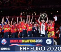إسبانيا تحتفظ بلقب بطولة أوروبا وتتأهل إلى طوكيو 2020