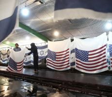 إيران: مصنع أعلام يصنع الأعلام الإسرائيلية والأمريكية ليحرقها المتظاهرون