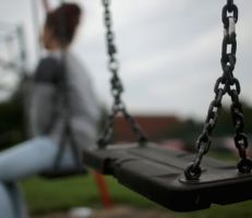 دراسة: خمس البالغين في بريطانيا تعرضوا لنوع من الإساءات قبل سن الـ 16
