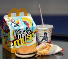 ماكدونالدز تزيل الألعاب البلاستيكية من وجبات هابي ميل لتقليل الأثر البيئي