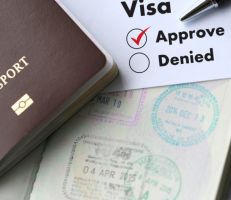 الإمارات تمدد تعليق دخول حاملي التأشيرات الصالحة في الخارج لأسبوعين