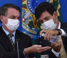 الرئيس البرازيلي بولسونارو يقيل وزير الصحة الذي دعا إلى تدابير عزل لمواجهة كورونا