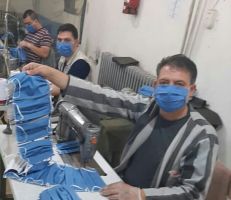 نزلاء سجن دمشق المركزي يصنعون الكمامات الطبية