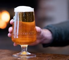 مصنع بيرة بريطاني يقدم البيرة مجاناً بعد تراكمها بسبب فيروس كورونا