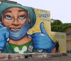 فنان يرسم لوحة جدارية لشكر الأطباء والممرضات في ميلانو (فيديو)