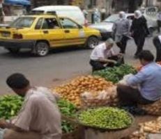 غلاء الأسعار يدفع السوريين لشراء المواد الغذائية بالغرامات والقطعة