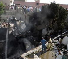 ناجٍ من تحطم الطائرة الباكستانية: "لم أرَ سوى النيران"