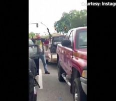 احتجاجات أمريكا: رجل يوجه القوس والسهم إلى المتظاهرين (فيديو)