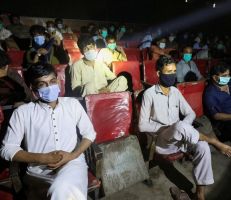 باكستان توقف العمل بالتباعد الاجتماعي بعد انخفاض الإصابات بكورونا