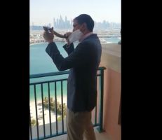 حاخام الإمارات ينفخ بالمزامير وسط دبي احتفالاً بالعام اليهودي الجديد (فيديو)
