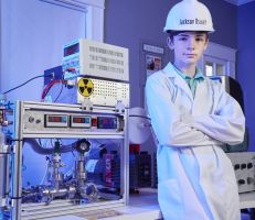 طفل أميركي يبني "مفاعلاً نووياً" ويدخل موسوعة غينيس