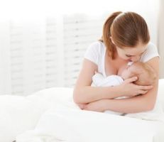 أمريكية تجني 20 ألف دولار من بيع حليب ثديها للأطفال الرضع