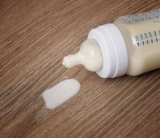 الرضع يستهلكون ملايين جزيئات البلاستيك يومياً بسبب الرضاعات