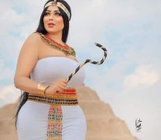 "السلطات المصرية" تعتقل مصور التقط صوراً غير لائقة لعارضة أزياء في الأهرامات