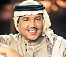 المطرب السعودي محمد عبده يتلقى لقاح كورونا... ويوجه رسالة