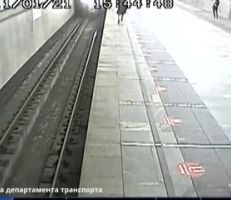 صبي ينجو بأعجوبة من الموت في مترو أنفاق موسكو (فيديو)