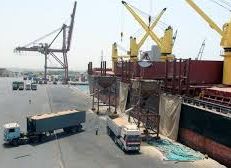 "مصر" توقف 3 سفن متجهة إلى السعودية