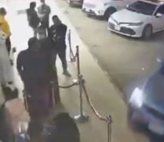 سعودية تدهس عدداً من الأشخاص أثناء محاولتها ركن السيارة (فيديو)