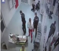 مسعف ألماني يعتدي بالضرب على على لاجئ سوري ممدد على نقالة إسعاف (فيديو)