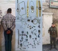 سرقا مصاغ ذهبي من منزل ذوي أحدهما في مدينة دمشق وقسم شرطة الشيخ مقصود يلقي القبض عليهما في حلب