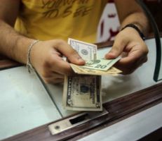 الدولار يصل لسعر قياسي جديد في لبنان: 14.5 ألف ليرة مقابل الدولار الواحد