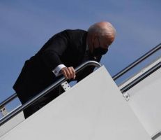 الرئيس الأميركي يسقط بشكل محرج على سلم الطائرة الرئاسية ويتدارك الأمر ( فيديو)