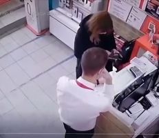 سيدة روسية تحاول سرقة هاتف باستخدام مسدس صاعق (فيديو)