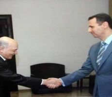 الرئيس الأسد يمنح أبو سليم دعبول أرفع وسام في سورية .