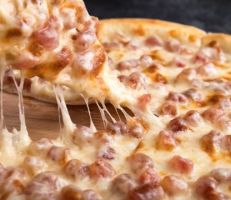 أمريكي يواجه السجن بعد وضع شفرات حلاقة في عجينة البيتزا