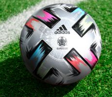 الاتحاد الأوروبي لكرة القدم يعرض الكرة الجديدة للمباراة النهائية لـ"يورو 2020"