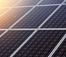 رئيس مجلس الوزراء يعلن بدء تنفيذ مشروع إنتاج الكهرباء من الطاقة الشمسية في عدرا الصناعية