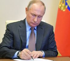 الرئيس بوتين يوقع قانوناً خاصاً بالمشاركين في العملية العسكرية بأوكرانيا