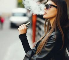 خبراء يحذرون من الآثار الضارة للسجائر الإلكترونية على الشباب