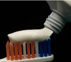 أطباء الأسنان يحذرون من أضرار معاجين تبييض الأسنان